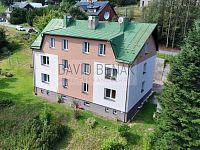 Prodej bytu 3+1, 290m od sjezdovky Portášky, 75,8 m2, Pec pod Sněžkou - Velká Úpa, okr. Trutnov. - foto dům z dronu jpg.jpg