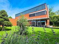 Prodej rodinného domu 5+kk s udržovanou zahradou, bazénem, garáží a pergolou, 855 m2, Hradec Králové - 1-3.jpg