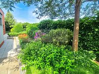 Prodej rodinného domu 5+kk s udržovanou zahradou, bazénem, garáží a pergolou, 855 m2, Hradec Králové - 16-3.jpg