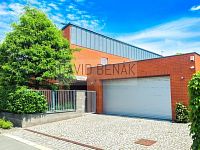 Prodej rodinného domu 5+kk s udržovanou zahradou, bazénem, garáží a pergolou, 855 m2, Hradec Králové - 3 (1).jpg