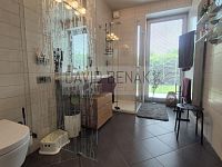 Prodej rodinného domu 5+kk s udržovanou zahradou, bazénem, garáží a pergolou, 855 m2, Hradec Králové - 30.jpg