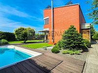 Prodej rodinného domu 5+kk s udržovanou zahradou, bazénem, garáží a pergolou, 855 m2, Hradec Králové - 4 (1).jpg