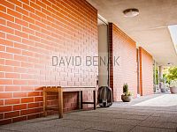 Prodej rodinného domu 5+kk s udržovanou zahradou, bazénem, garáží a pergolou, 855 m2, Hradec Králové - 48-1.jpg