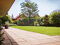 Prodej rodinného domu 5+kk s udržovanou zahradou, bazénem, garáží a pergolou, 855 m2, Hradec Králové - 49.jpg