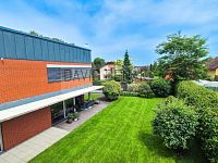 Prodej rodinného domu 5+kk s udržovanou zahradou, bazénem, garáží a pergolou, 855 m2, Hradec Králové - 6-3.jpg