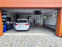 Prodej rodinného domu 5+kk s udržovanou zahradou, bazénem, garáží a pergolou, 855 m2, Hradec Králové - 8-3.jpg