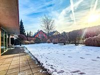 Prodej rodinného domu 5+kk s udržovanou zahradou, bazénem, garáží a pergolou, 855 m2, Hradec Králové - zima 3.jpg