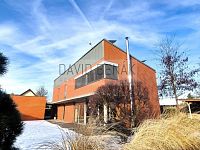 Prodej rodinného domu 5+kk s udržovanou zahradou, bazénem, garáží a pergolou, 855 m2, Hradec Králové - zima 6.jpg