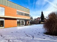 Prodej rodinného domu 5+kk s udržovanou zahradou, bazénem, garáží a pergolou, 855 m2, Hradec Králové - zima 7.jpg