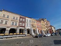 Pronájem obchodního prostoru 90 m2 s výlohou do podloubí Velkého náměstí v centru Hradce Králové - 1.jpg