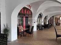 Pronájem obchodního prostoru 90 m2 s výlohou do podloubí Velkého náměstí v centru Hradce Králové - 11.jpg