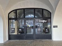 Pronájem obchodního prostoru 90 m2 s výlohou do podloubí Velkého náměstí v centru Hradce Králové - 3.jpg