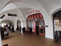 Pronájem obchodního prostoru 90 m2 s výlohou do podloubí Velkého náměstí v centru Hradce Králové - 3.jpg