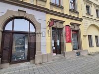 Pronájem obchodního prostoru o výměře 70 m2 s výlohou do Malého náměstí v centru Hradce Králové. - 003.jpg