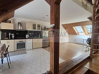 Prodej rodinného domu s terasou, garáží a udržovanou zahradou v žádané lokalitě Malšovice, Hradec Králové. - 050.jpg