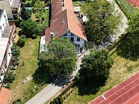 Prodej rodinného domu s terasou, garáží a udržovanou zahradou v žádané lokalitě Malšovice, Hradec Králové.