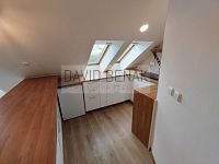 Pronájem podkrovního bytu 1+kk o výměře 32 m2 v ulici Bubeníkova v centru Pardubic - Bílé Předměstí. - 13.jpg