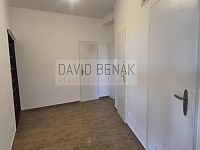 Pronájem prostorného, zděného bytu 1+1, 53 m², v ulici Šimkova v Hradci Králové. - 002.jpg