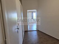 Pronájem prostorného, zděného bytu 1+1, 53 m², v ulici Šimkova v Hradci Králové. - 003.jpg