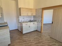 Pronájem prostorného, zděného bytu 1+1, 53 m², v ulici Šimkova v Hradci Králové. - 008.jpg