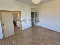 Pronájem prostorného, zděného bytu 1+1, 53 m², v ulici Šimkova v Hradci Králové. - 010.jpg