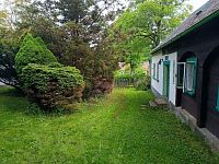 Rekreační chalupa s udržovanou zahradou a samostatnou garáží. - Chalupa bocni pohled.jpg