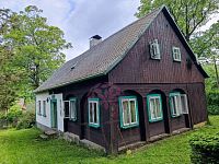 Rekreační chalupa s udržovanou zahradou a samostatnou garáží. - Chalupa pohled ze zahrady.jpg