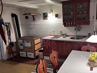 Rekreační chalupa s udržovanou zahradou a samostatnou garáží. - kuchyň 2.JPG
