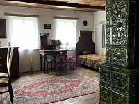 Rekreační chalupa s udržovanou zahradou a samostatnou garáží. - obývací pokoj s kachlovými kamny.JPG