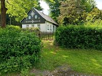 Rekreační chalupa s udržovanou zahradou a samostatnou garáží.