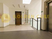 Pronájem bytu 2+1, 58 m2, terasa, sklep, parkovací stání v garáži, Praha - Letňany - 11-Chodba domu.jpg