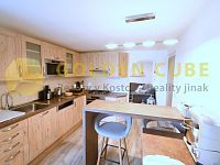Vícegenerační rodinný dům 150m2, zahrada 461 m2, garáž, Přezletice, Praha - Východ - 04-Kuchyně a - patro.JPG