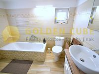 Vícegenerační rodinný dům 150m2, zahrada 461 m2, garáž, Přezletice, Praha - Východ - 05-Koupelna a  - patro.JPG