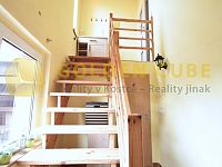 Vícegenerační rodinný dům 150m2, zahrada 461 m2, garáž, Přezletice, Praha - Východ - 07-Schody do patra.JPG