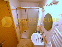 Vícegenerační rodinný dům 150m2, zahrada 461 m2, garáž, Přezletice, Praha - Východ - 12-Koupelna přízemí.JPG