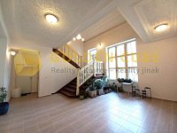 Pronájem mezonetového bytu 2+1, 83 m2, U Vorlíků, Praha - Bubeneč - 02-Vstupní hala přízemí.jpg