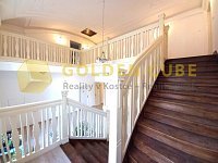 Pronájem mezonetového bytu 2+1, 83 m2, U Vorlíků, Praha - Bubeneč - 03-Schodiště k bytu.jpg