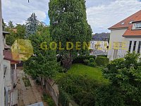 Pronájem mezonetového bytu 2+1, 83 m2, U Vorlíků, Praha - Bubeneč - 08-Pohled z okna.jpg