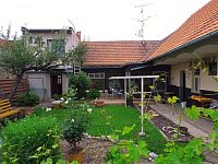 Řadový rodinný dům s garáží, vinným sklepem a rozlehlou zahradou v obci Dobré Pole. - IMG_20250610_154228.jpg