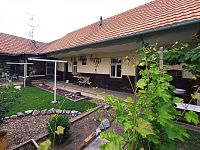 Řadový rodinný dům s garáží, vinným sklepem a rozlehlou zahradou v obci Dobré Pole. - IMG_20250610_154248.jpg