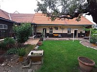 Řadový rodinný dům s garáží, vinným sklepem a rozlehlou zahradou v obci Dobré Pole. - IMG_20250610_154550.jpg