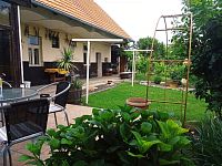 Řadový rodinný dům s garáží, vinným sklepem a rozlehlou zahradou v obci Dobré Pole. - IMG_20250610_154725.jpg