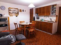 Řadový rodinný dům s garáží, vinným sklepem a rozlehlou zahradou v obci Dobré Pole. - IMG_20250610_155804.jpg