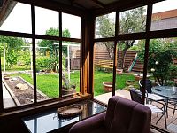 Řadový rodinný dům s garáží, vinným sklepem a rozlehlou zahradou v obci Dobré Pole. - IMG_20250610_160250.jpg