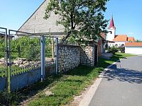 Řadový rodinný dům s garáží, vinným sklepem a rozlehlou zahradou v obci Dobré Pole. - IMG_20250611_153838.jpg