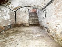 Prostorný rodinný dům s garáží a kvelbeným sklepem v centru městyse Drnholec - 16.jpg