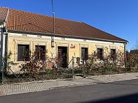 Prostorný rodinný dům s garáží a kvelbeným sklepem v centru městyse Drnholec