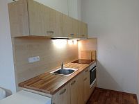 Dlouhodobý pronájem bytu 1+kk s balkonem a zastřešeným parkovacím místem v Mikulově. - IMG_20251217_104053.jpg