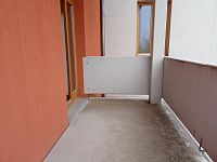 Dlouhodobý pronájem bytu 1+kk s balkonem a zastřešeným parkovacím místem v Mikulově. - IMG_20251217_104346.jpg