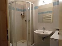 Dlouhodobý pronájem bytu 1+kk s balkonem a zastřešeným parkovacím místem v Mikulově. - IMG_20251217_105359.jpg